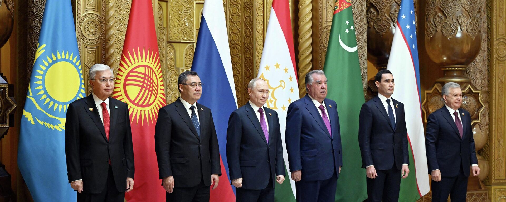 Второй саммит Центральная Азия – Россия во Дворце приемов в Душанбе Второй саммит Центральная Азия – Россия во Дворце приемов в Душанбе - Sputnik Кыргызстан, 1920, 09.10.2025