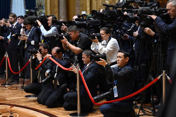 Состоялось совместное фотографирование лидеров стран Центральной Азии и России, после чего главы делегаций перешли в зал для участия в саммите - Sputnik Кыргызстан