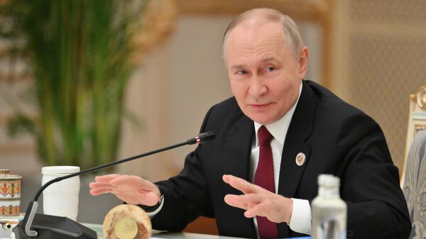 Глава России Владимир Путин на заседании Совета глав государств СНГ в узком составе в Душанбе  - Sputnik Кыргызстан