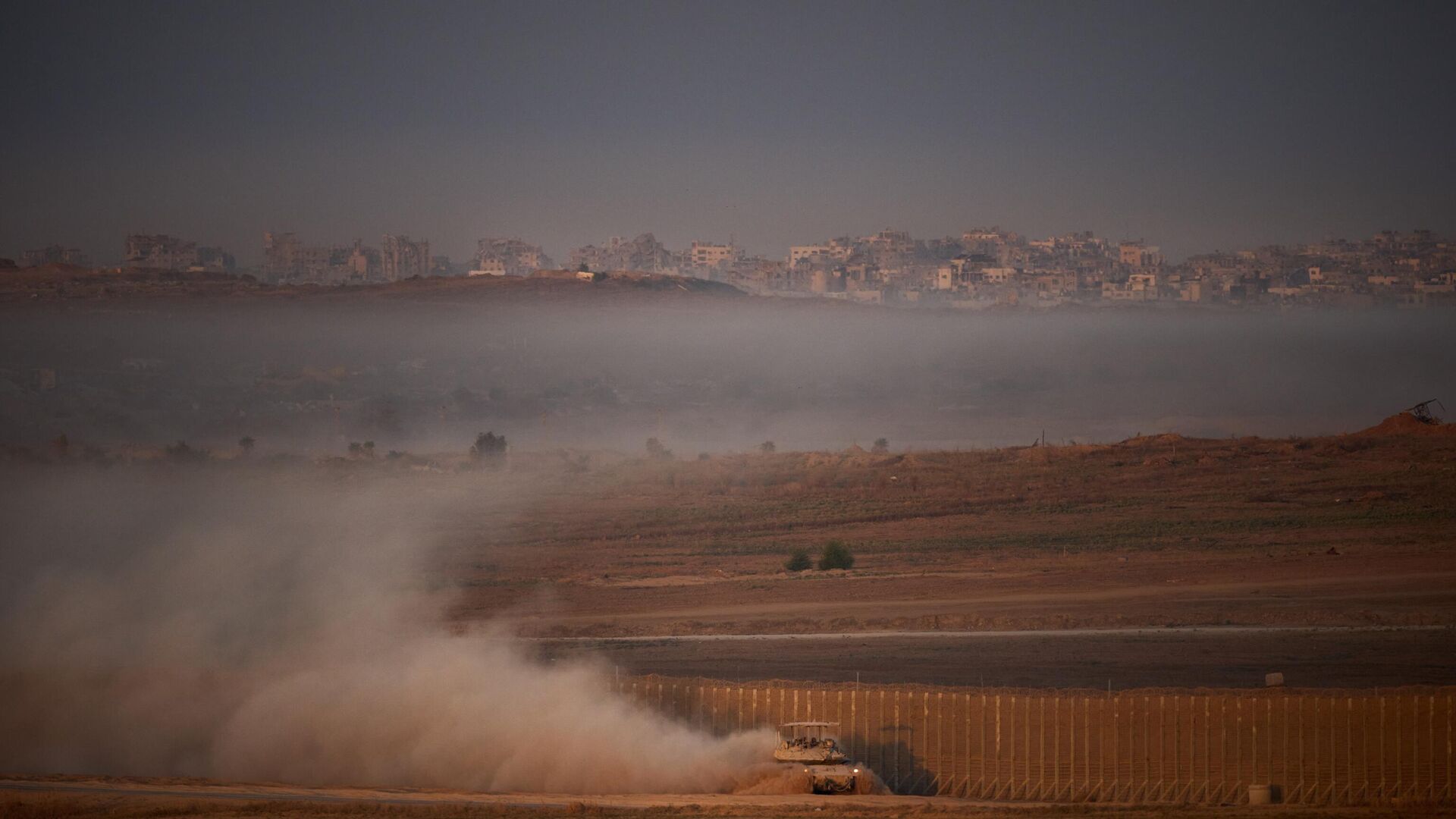 Израилдик аскерлер Газа тилкеси менен чек аранын жанында танк менен баратышат. - Sputnik Кыргызстан, 1920, 10.10.2025