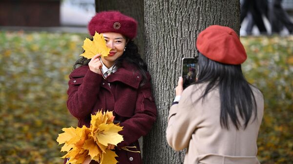 Девушки фотографируются в парке - Sputnik Кыргызстан