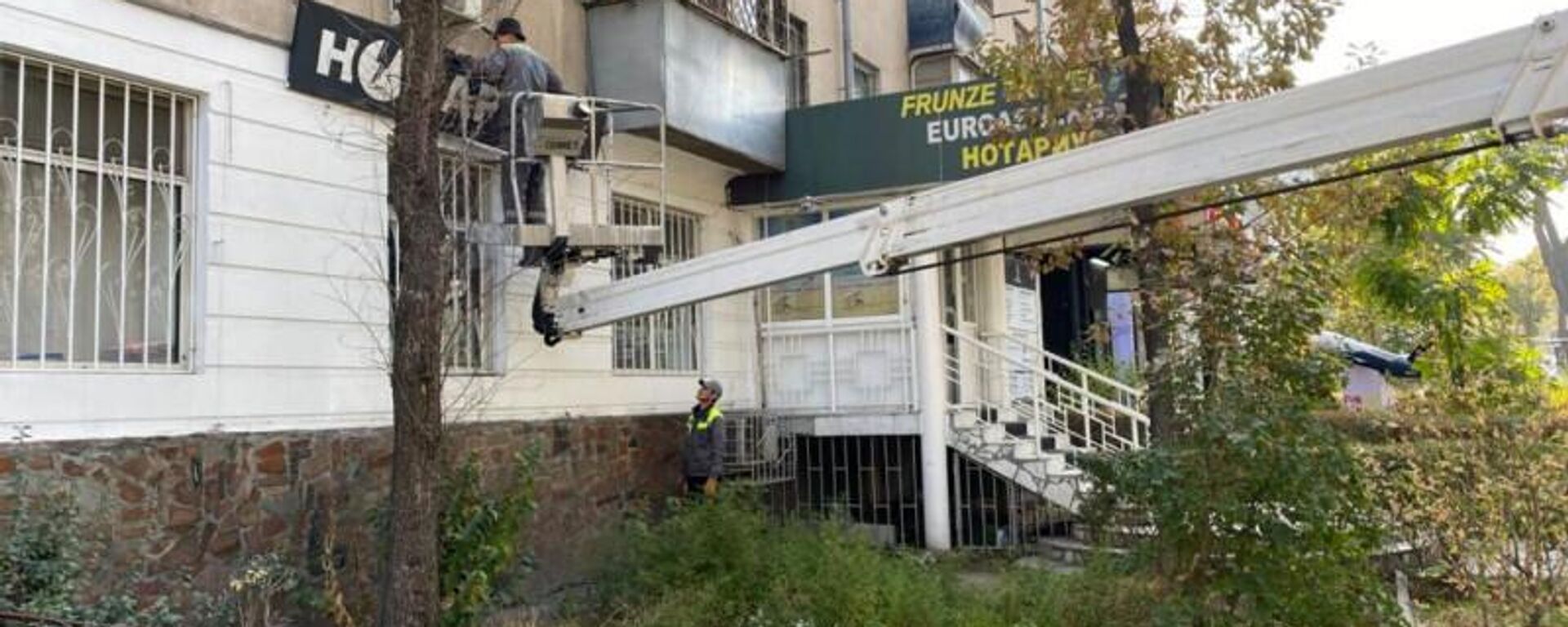 Демонтаж уличных аншлагов и рекламной конструкции в Бишкек - Sputnik Кыргызстан, 1920, 11.10.2025