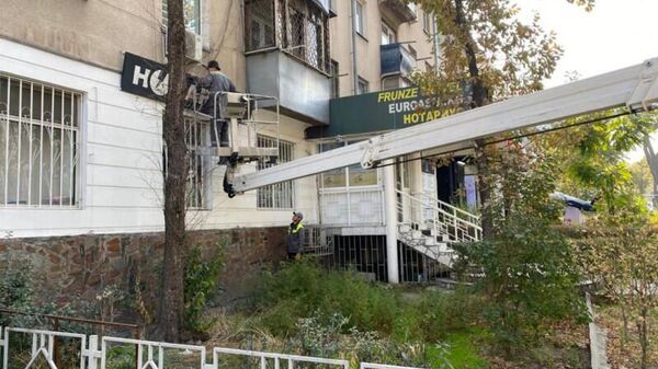 Демонтаж уличных аншлагов и рекламной конструкции в Бишкек - Sputnik Кыргызстан