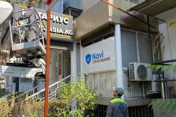 Аншлаги должны изготавливаться по утвержденному эскизу — белого цвета с синими надписями и обозначениями - Sputnik Кыргызстан