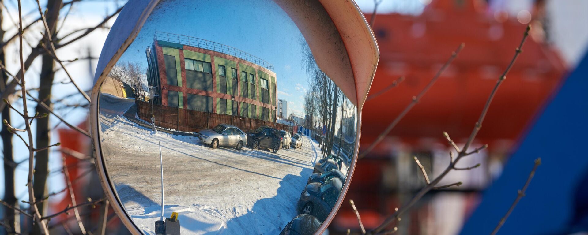 Зеркало сферического типа на столбе - Sputnik Кыргызстан, 1920, 11.10.2025