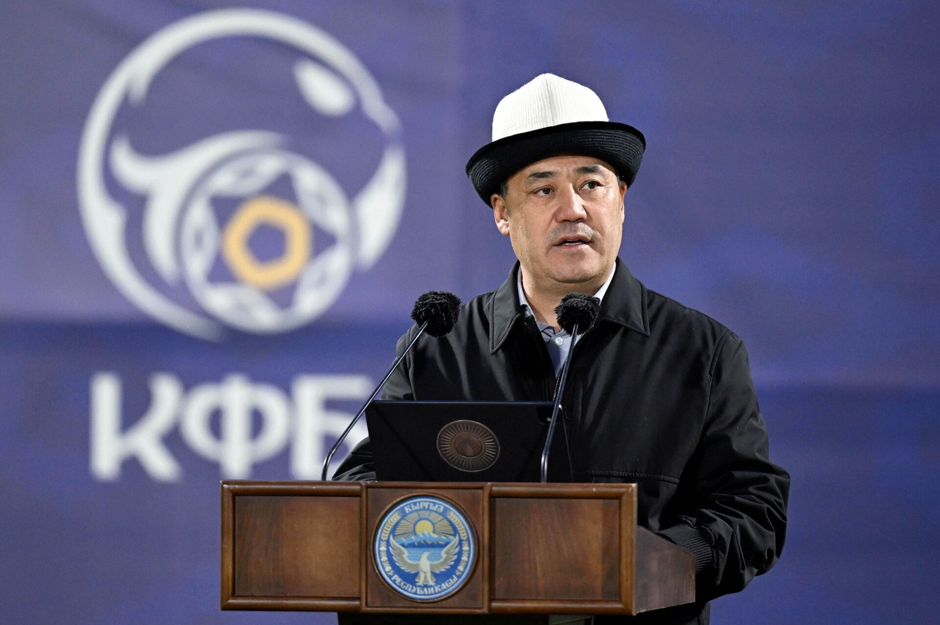 Президент Садыр Жапаров открыл футбольный стадион Манас в Кара-Суу - Sputnik Кыргызстан, 1920, 13.10.2025