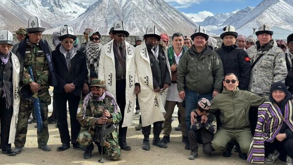 Памирлик кыргыздарга жардам жеткирилип, дарыгерлер менен ветеринарлар да барды - Sputnik Кыргызстан