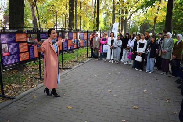 На проспекте Эркиндик в Бишкеке открылась выставка &quot;Сергей Есенин. Литературное путешествие&quot;, посвященная 130-летию со дня рождения поэта - Sputnik Кыргызстан