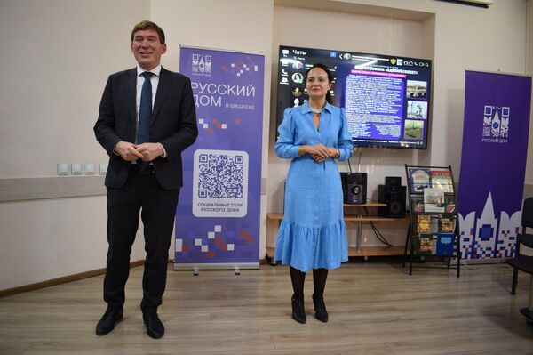 &quot;Мы рады, что бишкекчане, гуляя по городу, имеют возможность познакомиться с творчеством великого поэта&quot;, — отметил руководитель Русского дома Альберт Зульхарнеев - Sputnik Кыргызстан