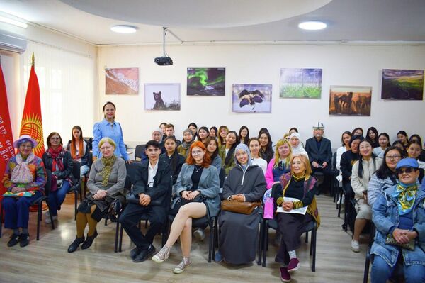 Она рассказала о документах, фотографиях и черновиках произведений поэта, которые составили основу выставочных стендов - Sputnik Кыргызстан