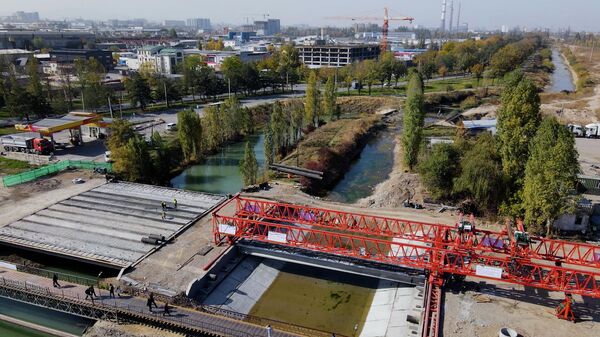 Жибек Жолу менен Ауэзов көчөсүндөгү көпүрөлөрдүн курулушу кайсы этапка келди? Видео - Sputnik Кыргызстан