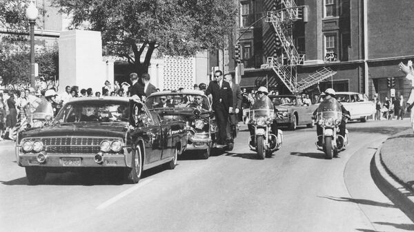 Кортеж президента США Джона Ф. Кеннеди за считанные секунды до выстрелов в Далласе, штат Техас. 22 ноября 1963 года - Sputnik Кыргызстан