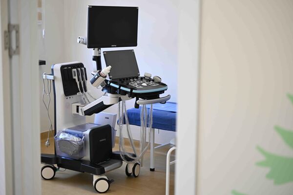 Здесь предусмотрены изолированные боксы и полубоксы, установлены системы вентиляции и фильтрации воздуха, созданы комфортные условия для пациентов и их - Sputnik Кыргызстан