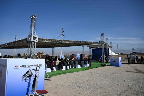 Ишкананын курулушуна старт берген салтанатка министрлер кабинетинин төрагасы Адылбек Касымалиев катышкан - Sputnik Кыргызстан