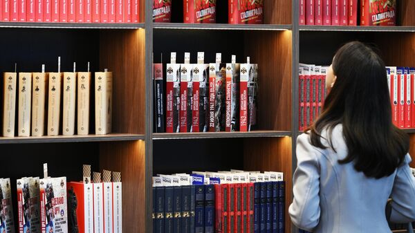 Китептер менен текчеде турган кыз. Архив - Sputnik Кыргызстан