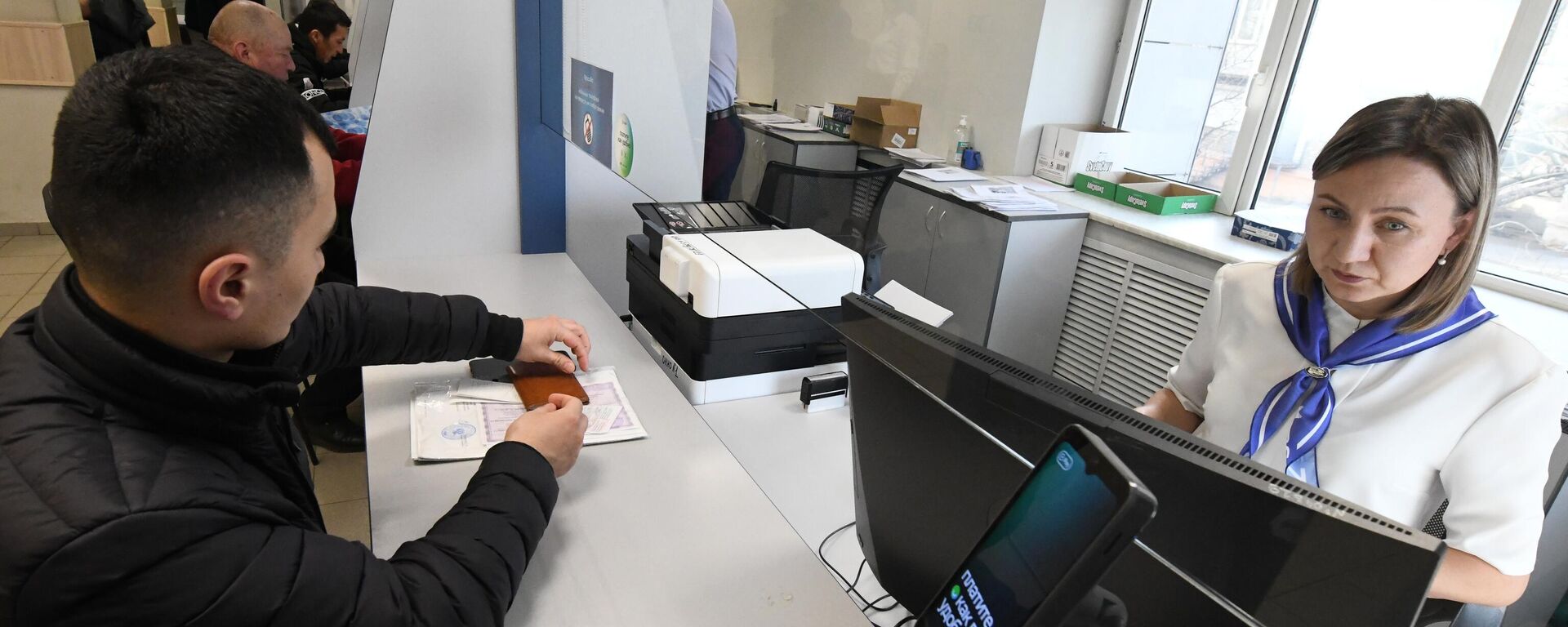 Чет өлкөлүк жарандарга Россияда иштөөгө уруксат берүү - Sputnik Кыргызстан, 1920, 16.10.2025