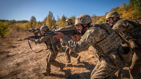 Украинские солдаты на учебно-боевых учениях в Донецкой области - Sputnik Кыргызстан