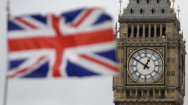 Британский флаг развевается перед башней Елизаветы в здании Парламента в Лондоне. Архивное фото - Sputnik Кыргызстан