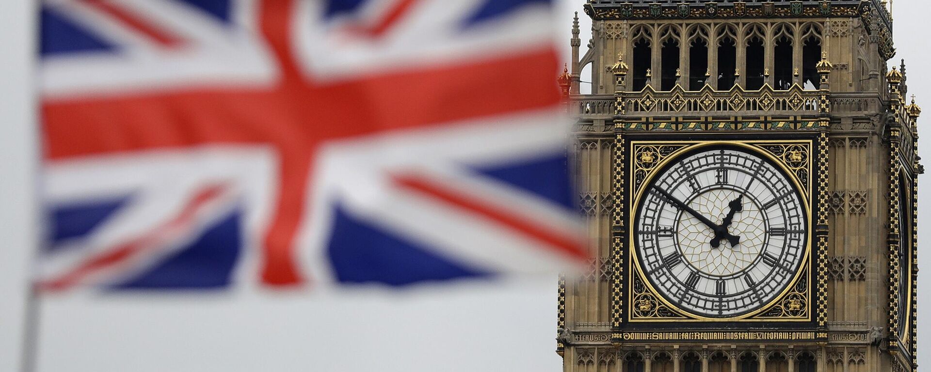 Британский флаг развевается перед башней Елизаветы в здании Парламента в Лондоне. Архивное фото - Sputnik Кыргызстан, 1920, 16.10.2025
