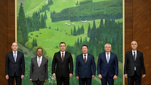 Президент КР принял секретарей Совбезов стран Центральной Азии и Индии - Sputnik Кыргызстан