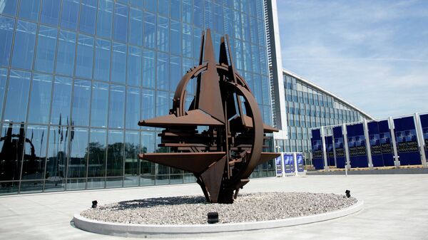 Символ НАТО перед фасадом штаб-квартиры в Брюсселе. Архивное фото - Sputnik Кыргызстан