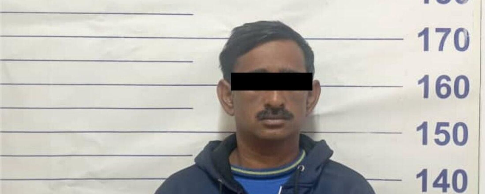 Иностранец, задержанный за неподобающее поведение в общественном транспорте Бишкека - Sputnik Кыргызстан, 1920, 16.10.2025