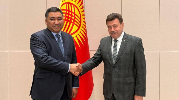 Министрлер кабинетинин төрагасынын биринчи орун басары Данияр Амангелдиев Россиянын Кыргызстандагы элчиси Сергей Вакунов менен жолукту - Sputnik Кыргызстан