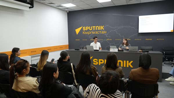 Она рассказала, как качественно и оперативно вести текстовую трансляцию - Sputnik Кыргызстан