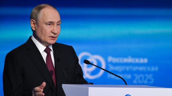 Президент РФ Владимир Путин выступает на международном форуме Российская энергетическая неделя в Москве - Sputnik Кыргызстан