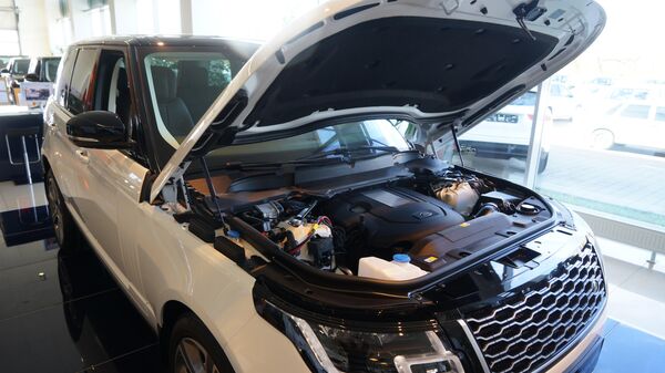 Автомобиль с открытым капотом в автосалоне. Архивное фото - Sputnik Кыргызстан
