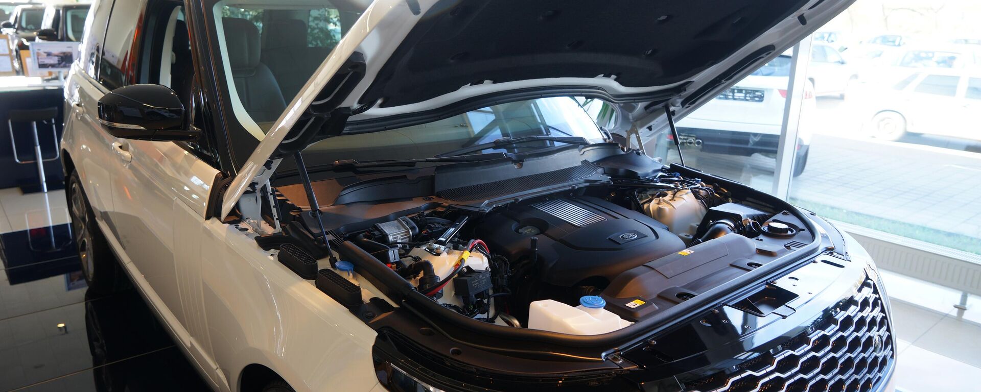 Автомобиль с открытым капотом в автосалоне. Архивное фото - Sputnik Кыргызстан, 1920, 16.10.2025