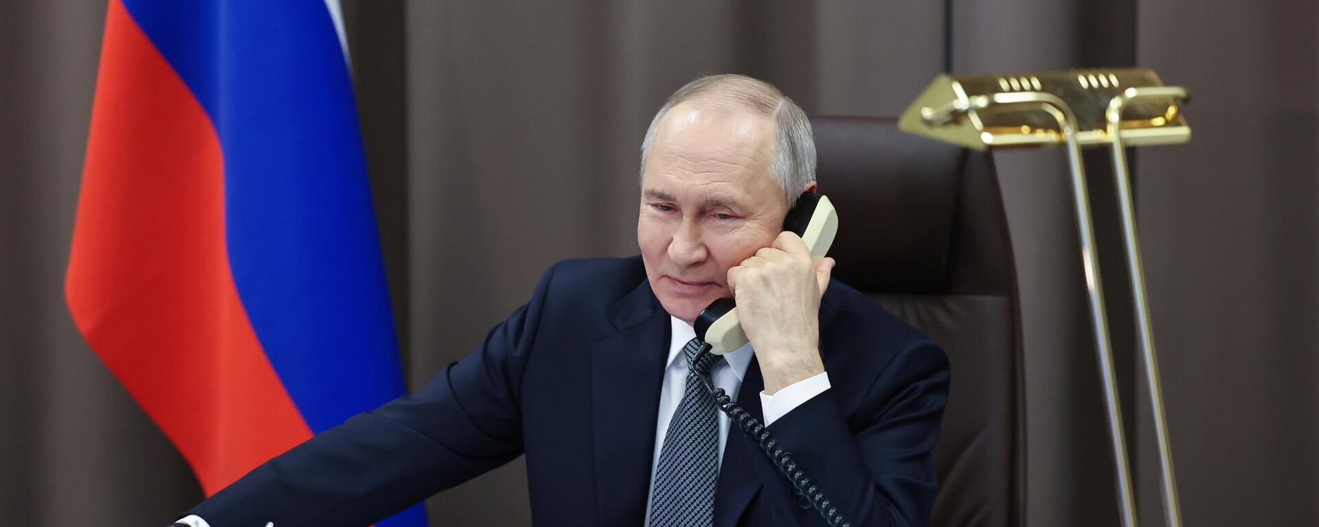 Президент РФ Владимир Путин во время телефонного разговора. Архивное фото - Sputnik Кыргызстан, 1920, 17.10.2025