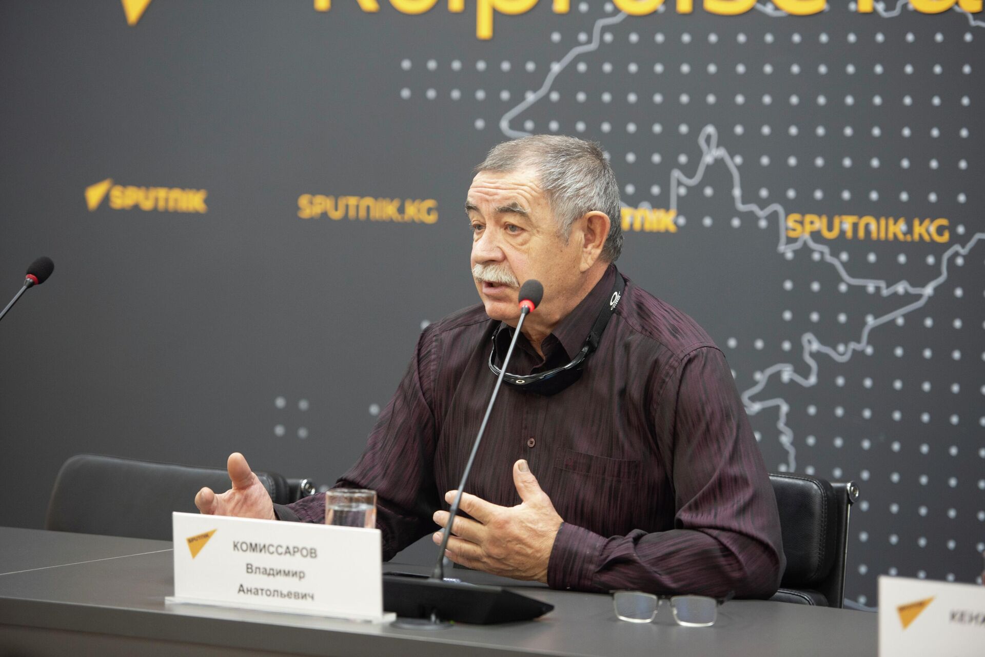 Глава ОФ Служба спасения в горах и Ассоциации туризма Шелкового пути Владимир Комиссаров Глава ОФ Служба спасения в горах и Ассоциации туризма Шелкового пути Владимир Комиссаров - Sputnik Кыргызстан, 1920, 17.10.2025