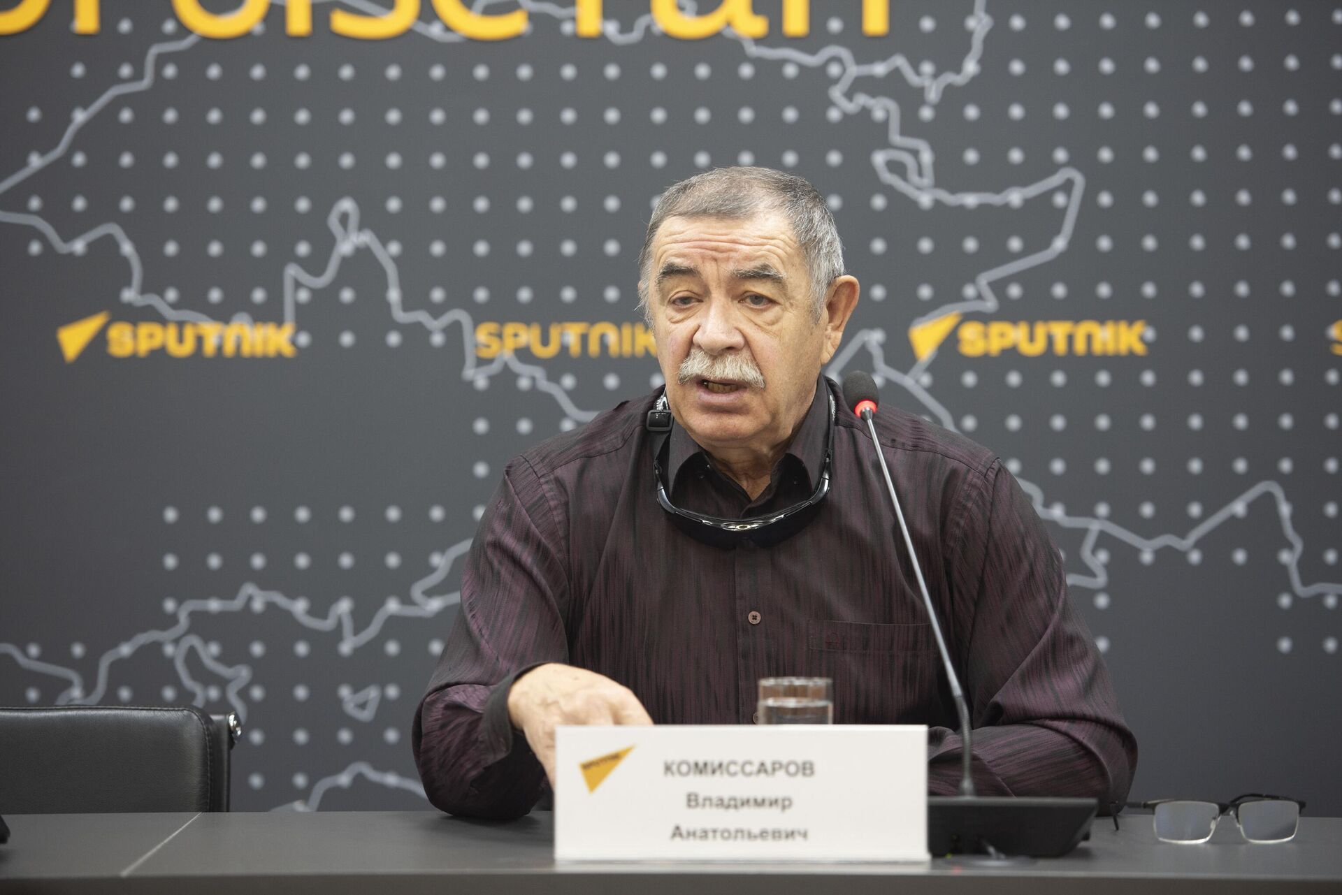 Глава ОФ Служба спасения в горах и Ассоциации туризма Шелкового пути Владимир Комиссаров - Sputnik Кыргызстан, 1920, 17.10.2025