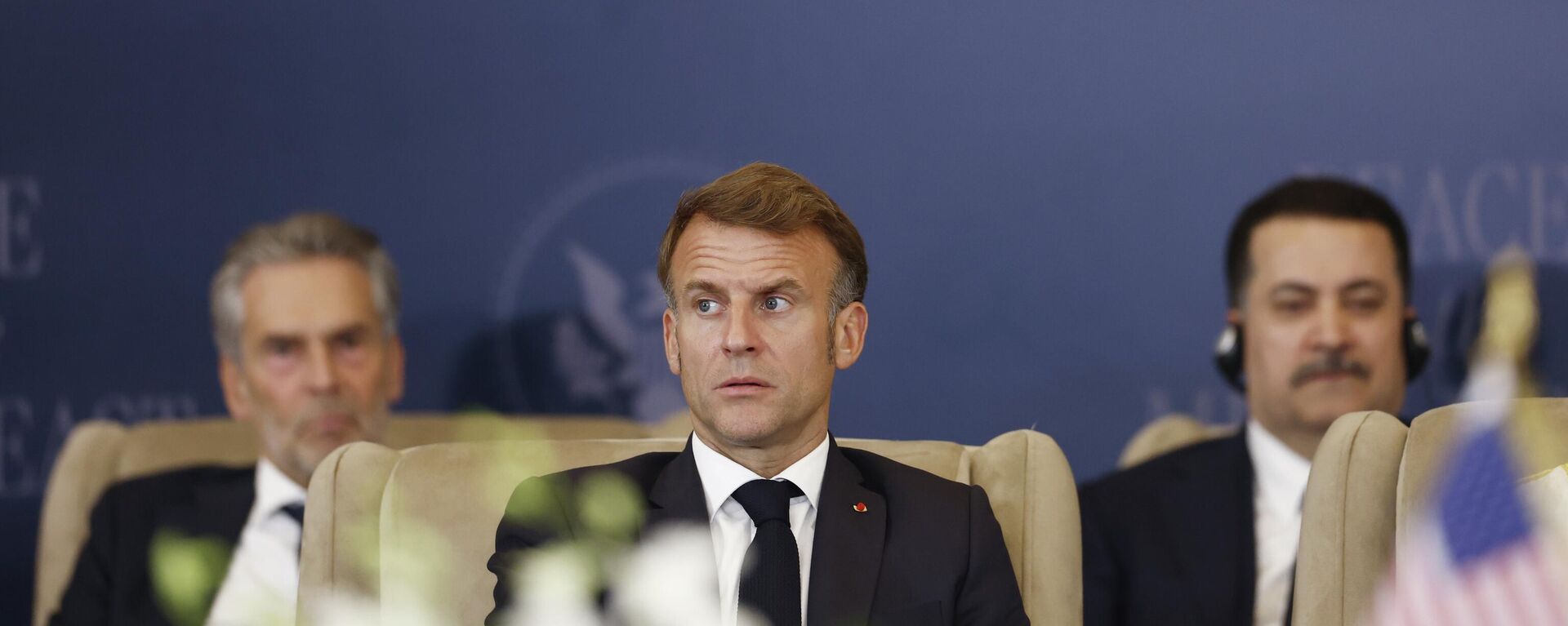 Президент Франции Эммануэль Макрон (в середине) - Sputnik Кыргызстан, 1920, 17.10.2025