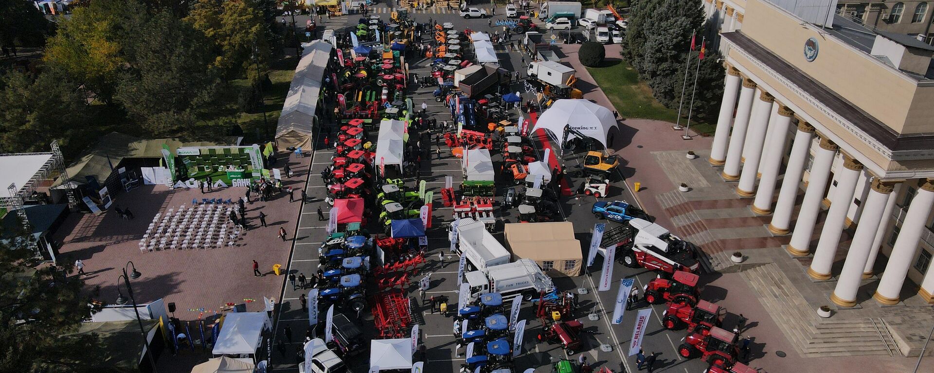 Малдын кымбаты, азык-түлүктүн арзаны. Бишкектеги айыл чарба көргөзмөсүнөн видео Малдын кымбаты, азык-түлүктүн арзаны. Бишкектеги айыл чарба көргөзмөсүнөн видео - Sputnik Кыргызстан, 1920, 17.10.2025