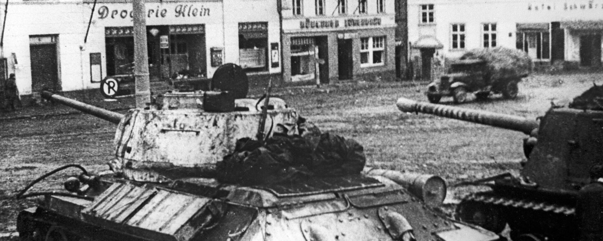 Кенигсбергдин чет жакасындагы кыштакта советтик танктар. Архив - Sputnik Кыргызстан, 1920, 17.10.2025