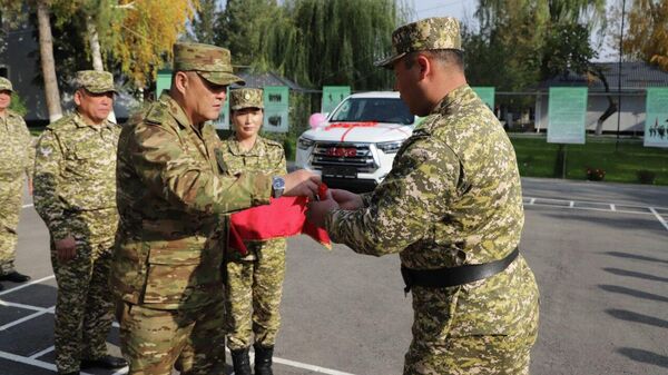 Ташиев Кемин чек ара заставасына кызматтык автоунаа тапшырды - Sputnik Кыргызстан