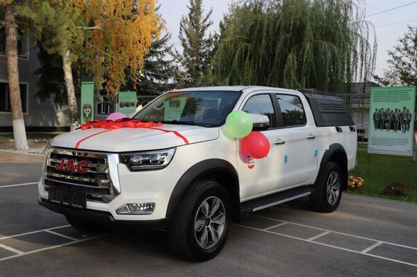 Директор Погранслужбы Абдикарим Алимбаев ознакомил Ташиева с обстановкой на заставе - Sputnik Кыргызстан