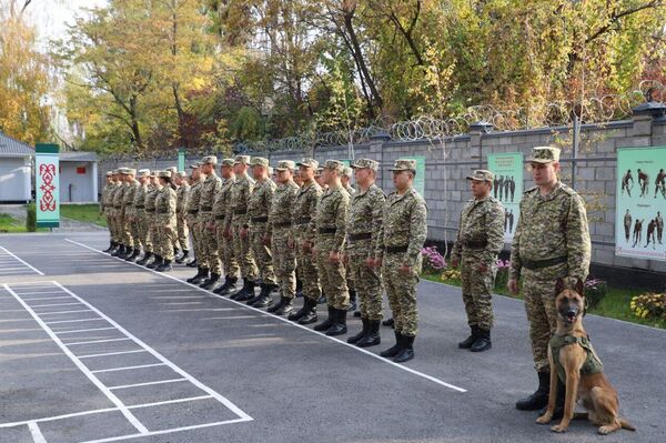 Глава Госкомитета нацбезопасности Камчыбек Ташиев вручил новую служебную машину JAC восьми служащим на пограничной заставе &quot;Кемин&quot;, сообщили в Погранслужбе ГКНБ - Sputnik Кыргызстан