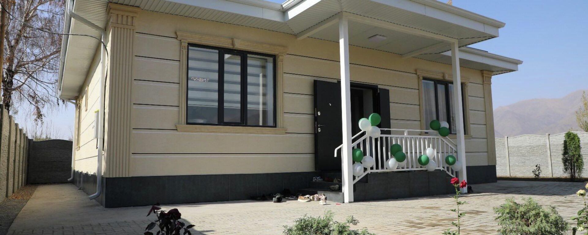 Председатель ГКНБ КР Камчыбек Ташиев вручил жителю Чуйской области трехкомнатный дом - Sputnik Кыргызстан, 1920, 18.10.2025