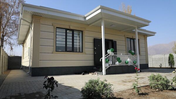 Председатель ГКНБ КР Камчыбек Ташиев вручил жителю Чуйской области трехкомнатный дом - Sputnik Кыргызстан