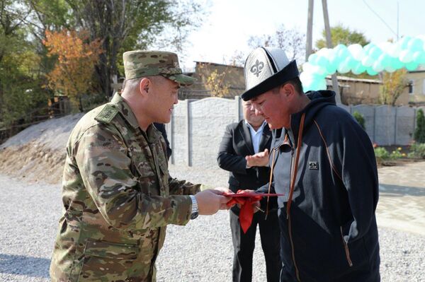 Глава ГКНБ Камчыбек Ташиев по поручению президента Садыра Жапарова вручил жителю Чуйской области ключи от трехкомнатного дома - Sputnik Кыргызстан