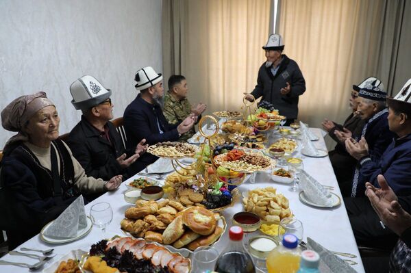 В прошлом году из-за несчастного случая мужчина лишился руки. Он потерял работу, возникли финансовые трудности. - Sputnik Кыргызстан