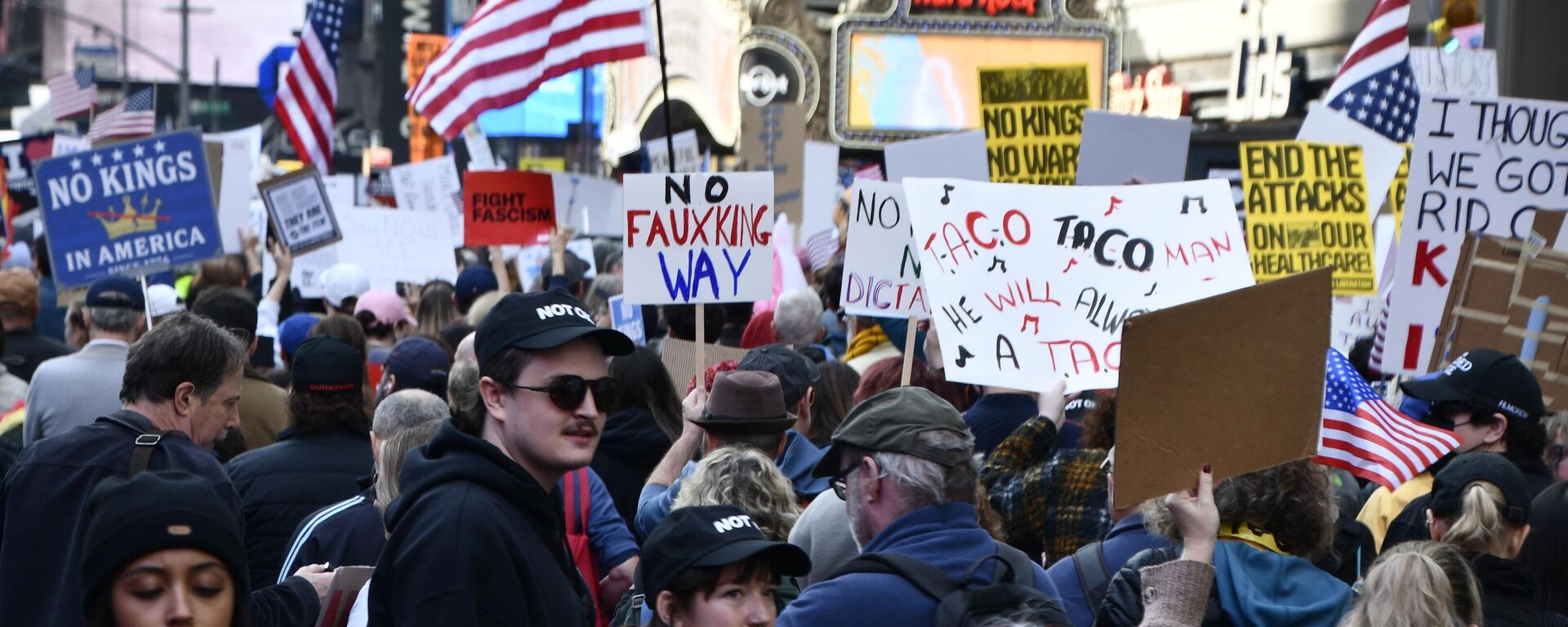Антиправительственная акция в Америке Нет королям  - Sputnik Кыргызстан, 1920, 19.10.2025