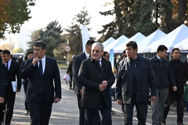 Өкмөт башчы Адылбек Касымалиев Турдакун Усубалиев атындагы аянтта өтүп жаткан "Алтын күз" айыл чарба азыктарынын жарманкеси менен "АгроТехЭкспо–2025" агроөнөр жай көргөзмөсүнө барды. Өкмөт башчы Адылбек Касымалиев Турдакун Усубалиев атындагы аянтта өтүп жаткан "Алтын күз" айыл чарба азыктарынын жарманкеси менен "АгроТехЭкспо–2025" агроөнөр жай көргөзмөсүнө барды. - Sputnik Кыргызстан