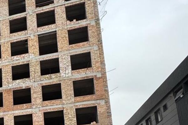 Көп кабаттуу үйдүн долбоорун даярдаган уюм курулуш компаниясынын тапшырыгы менен долбоорлоо документтерине жалган маалыматтарды киргизип, курулушка уруксат алынган - Sputnik Кыргызстан