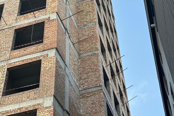 Натыйжада 16 кабаттуу үй жанындагы имараттан 5 метр аралыкта жайгашып, терезелерин тосуп калган - Sputnik Кыргызстан