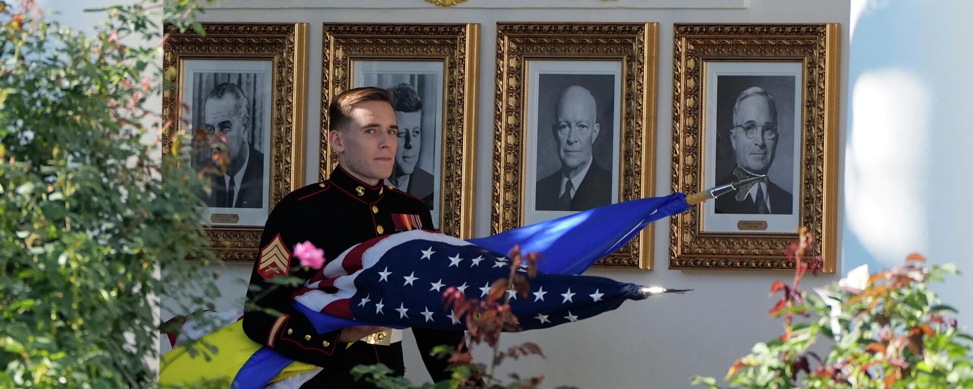 Солдат морской пехоты несет флаги США и Украины после обеда между президентами этих стран - Sputnik Кыргызстан, 1920, 20.10.2025