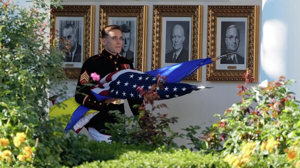 Солдат морской пехоты несет флаги США и Украины после обеда между президентами этих стран - Sputnik Кыргызстан